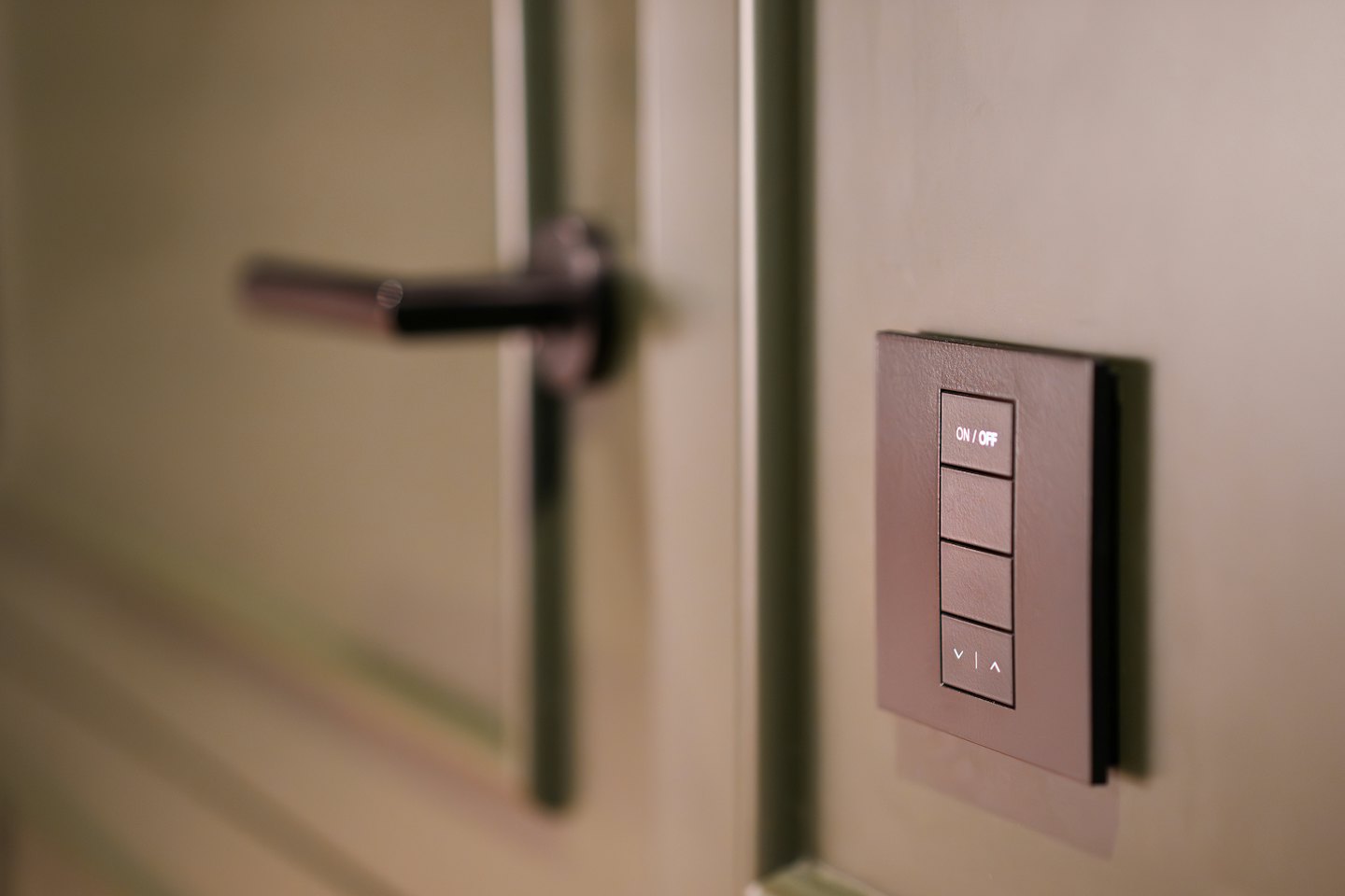 Moderner Smart-Home-Bedienfeld an einer Wand montiert.